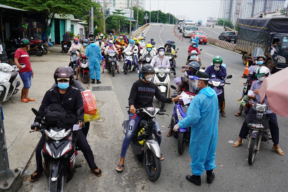 Tại Cầu Vĩnh Bình, quốc lộ 13 điểm giao thông quan trọng giữa người dân từ các tỉnh Tây Nguyên và Bình Dương lưu thông về TPHCM. Hằng ngày có rất nhiều phương tiện qua lại, vì thế trong những ngày dịch COVID-19 vẫn còn phức tạp, các lực lượng chức năng luôn trực chốt và kiểm tra xuyên suốt để đảm bảo an toàn phòng chống dịch cho người dân.