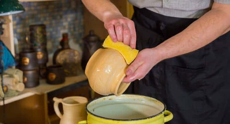 Lau rửa đồ gốm sứ nhẹ nhàng bằng nước ấm pha một chút nước cốt chanh. Ảnh: Xinhua
