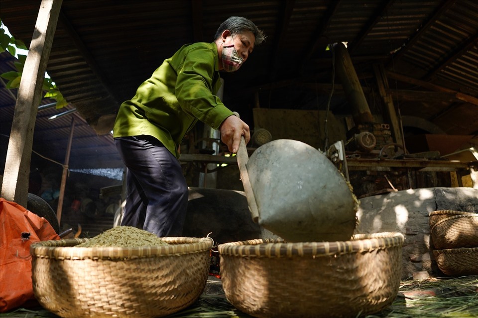 Hiện tại, giá thành bán buôn của cốm dao động khoảng 200.000 đồng/kg, mức giá này giảm 30% so với những năm trước. Ảnh: Phạm Chiểu
