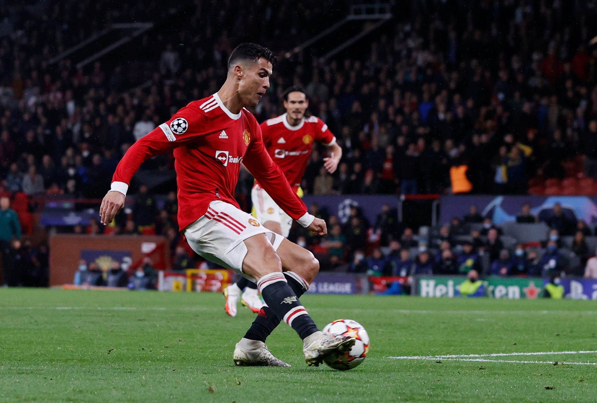 Ronaldo luôn biết chỗ nào thoáng và hợp lý nhất trong vòng cấm. Ảnh: Champions League.