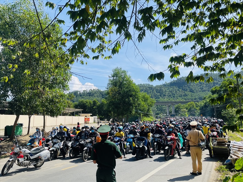 Hơn 3.000 người chạy xe máy chạy từ TP.HCM và các tỉnh phía Nam để về quê, đi qua chốt Kiểm soát số 5 (thị trấn Lăng Cô, huyện Phú Lộc, tỉnh Thừa Thiên - Huế).