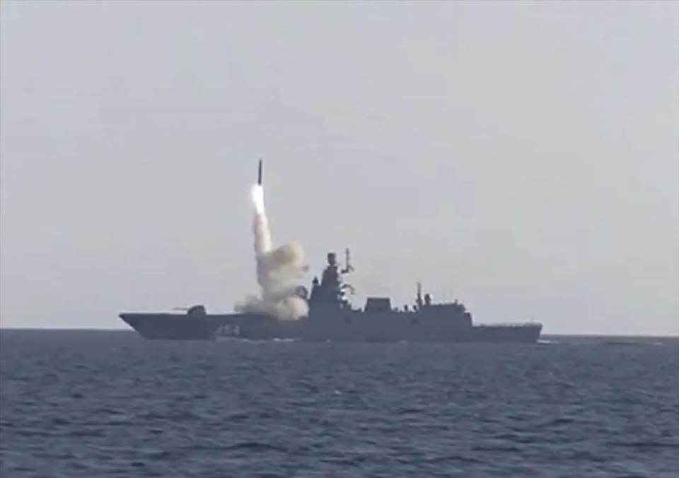 Tên lửa siêu thanh Nga phóng từ tàu chiến. Ảnh: Bộ Quốc phòng Nga