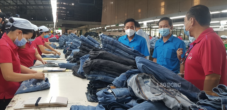 Lãnh đạo LĐLĐ tỉnh Ninh Bình thăm hỏi, động viên doanh nghiệp và người lao động tại khu công nghiệp Khánh Phú. Ảnh: NT