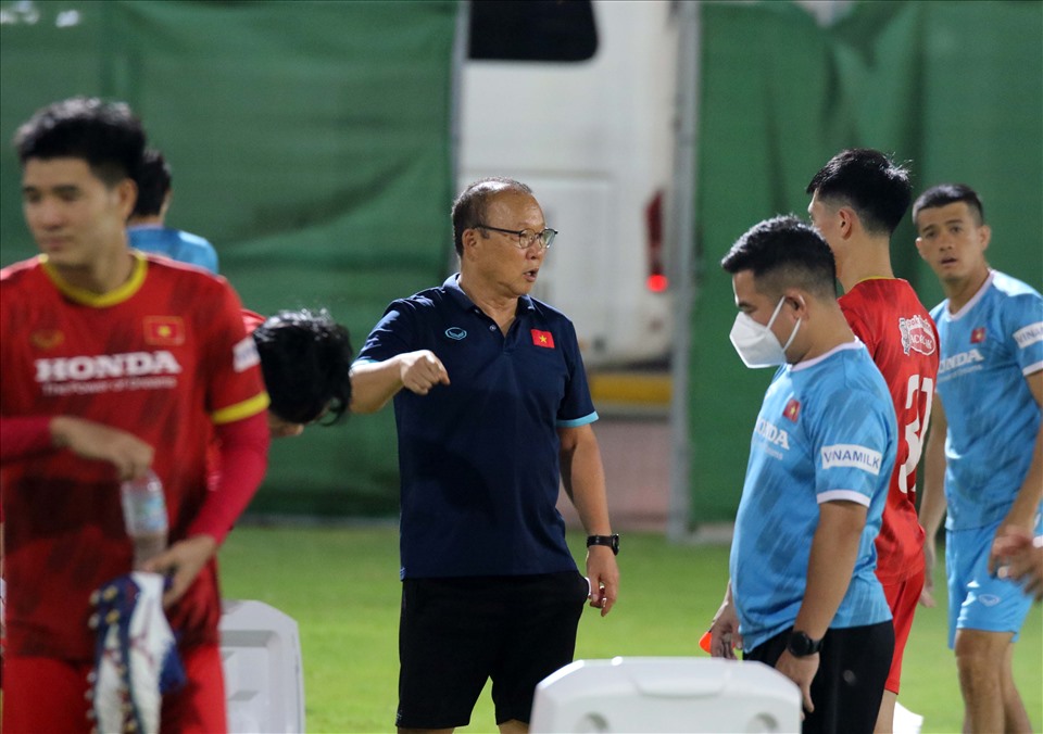 Huấn luyện viên người Hàn Quốc cùng Ban huấn luyện vẫn hàng ngày nỗ lực cùng các cầu thủ, hướng đến kết quả tốt nhất có thể cho đội tuyển Việt Nam. Ảnh: VFF
