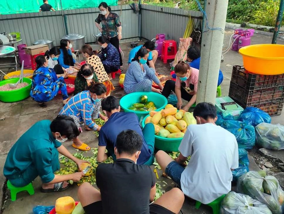 Các tổ chức đoàn thể huyện Đông Hải, tỉnh Bạc Liêu chuuaanrbij 2.000 suất cơm cho người dân về từ vùng dịch. Ảnh: Quốc Quý