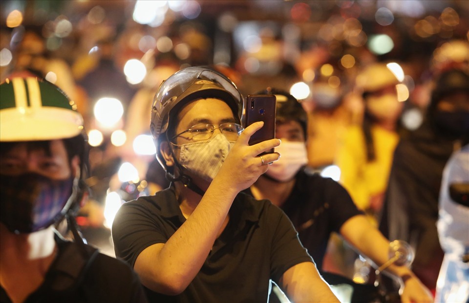 Một số người dùng điện thoại để ghi lại cảnh tắc đường - một trong những hình ảnh cho thấy rõ nhất Hà Nội đang ở trong trạng thái “bình thường” mới.