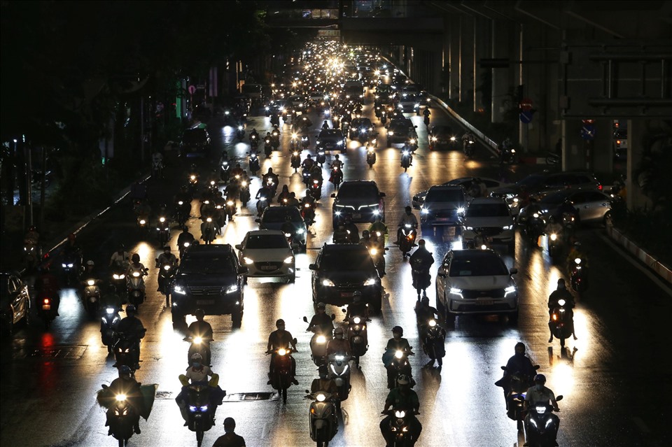 Tại tuyến đường Nguyễn Trãi, mật độ phương tiện thông thoáng hơn nhưng nhìn chung vẫn đông đúc.