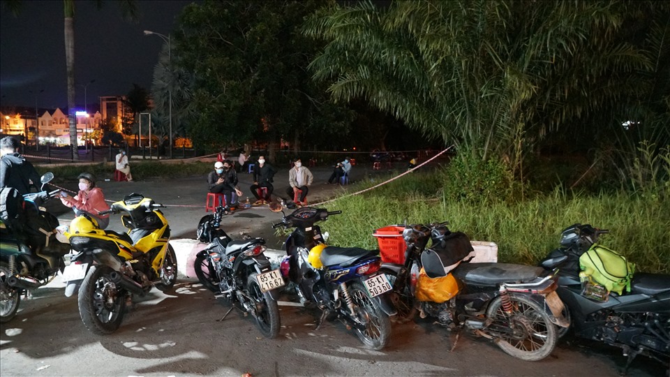 Theo ghi nhận của PV Lao Động, đến 23h30 ngày 4.10 lượng người đổ về TP.Cần Thơ cũng như các tỉnh thành khác vẫn khá đông.
