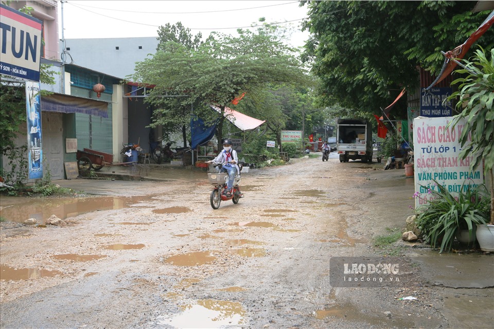 Ngày 4.10, có mặt tại Tỉnh lộ 445 đoạn qua xã Thịnh Minh, TP.Hòa Bình (Hòa Bình), ghi nhận phần lớn đoạn đường khá gồ ghề và nhiều ổ voi ổ gà gây mất ATGT.