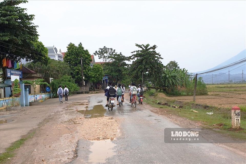 Đây là tuyến đường hàng trăm học sinh vẫn đi qua mỗi ngày.