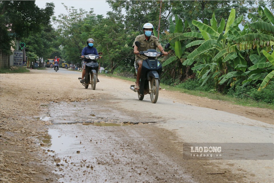 Di chuyển trên tuyến đường dài khoảng 6km rất nhiều điểm được “vá” chỉ mang tính chất tạm thời.