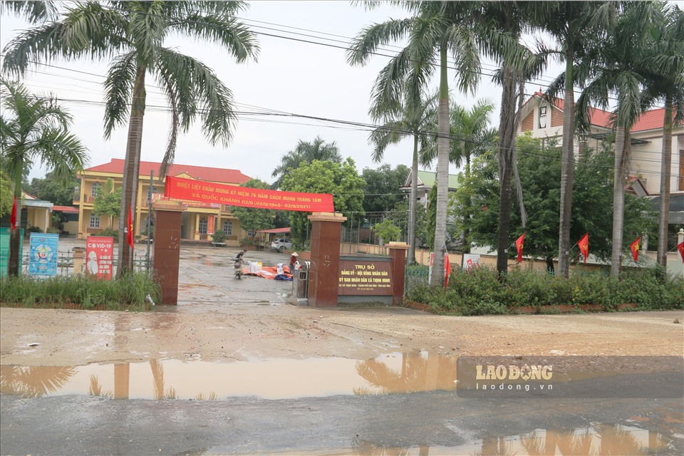 Hình ảnh vũng nước chắn ngang cổng vào của UBND xã Thịnh Minh.