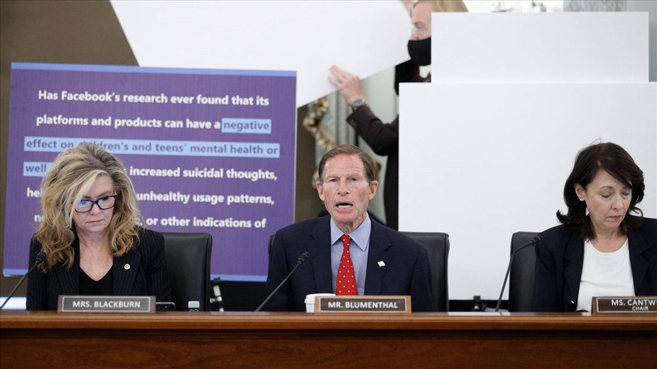 Thượng nghị sĩ Richard Blumenthal (giữa) phát biểu trong phiên điều trần xem xét tác động của Facebook đối với sức khỏe thanh thiếu niên. Ảnh: AFP