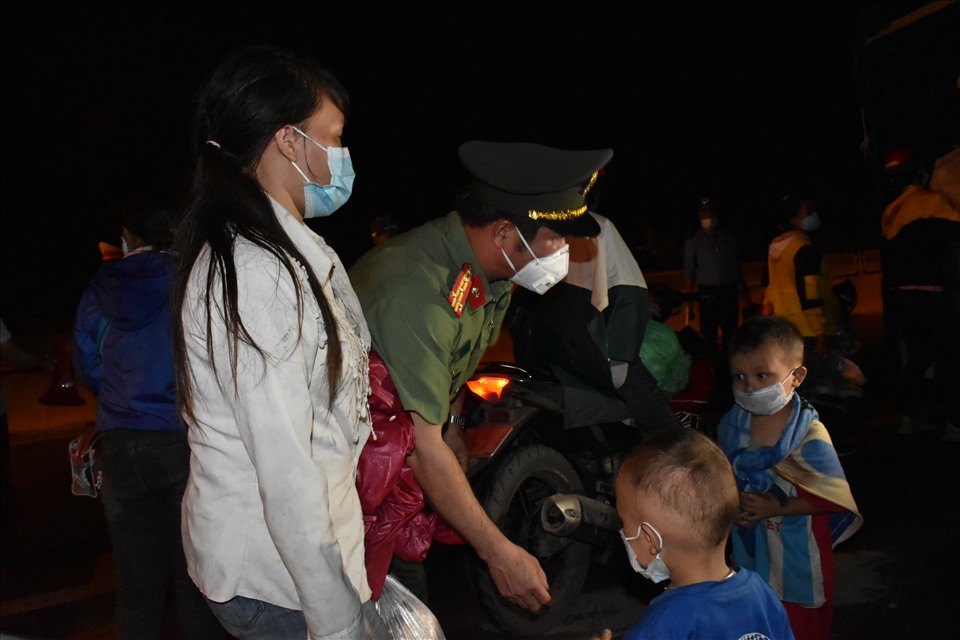 Giám đốc Công an tỉnh Ninh Bình thăm hỏi, động viên những gia đình có cháu nhỏ đi theo. Ảnh: NT