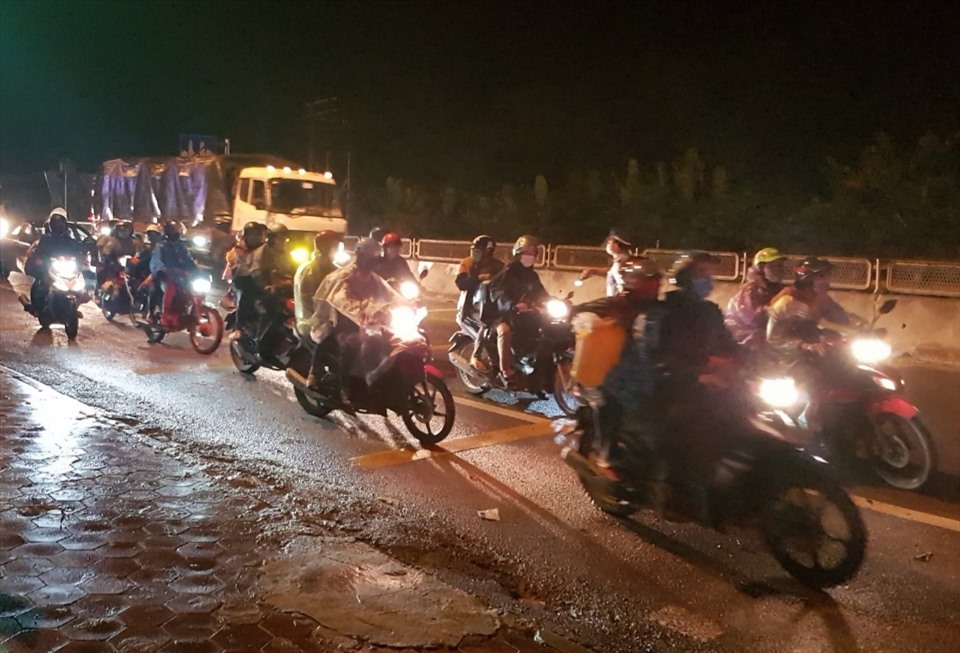 Gần 1.500 công dân đi xe máy từ các tỉnh phía Nam qua địa bàn tỉnh Ninh Bình được hỗ trợ và tạo điều kiện qua các chốt kiểm dịch an toàn. Ảnh: NT