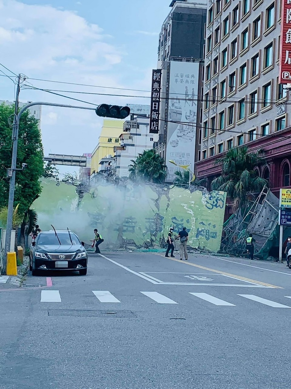 Tòa nhà sập xuống đường, tài xế Đài Loan thoát chết trong gang tấc