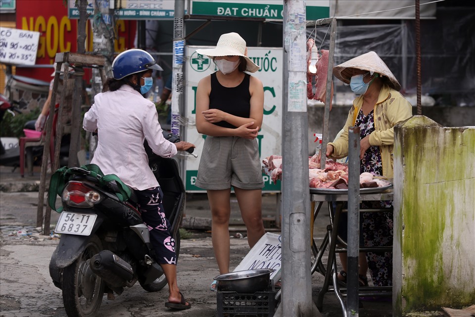 Các điểm chợ tự phát, bán chui xuất hiện ngày càng nhiều khi TP.HCM cho nới lỏng dần các hoạt động từ ngày 1.10.