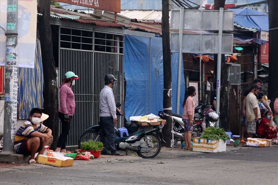 Ghi nhận ở đường Phạm Hùng (huyện Bình Chánh), hoạt động mua bán cũng sôi nổi không kém.