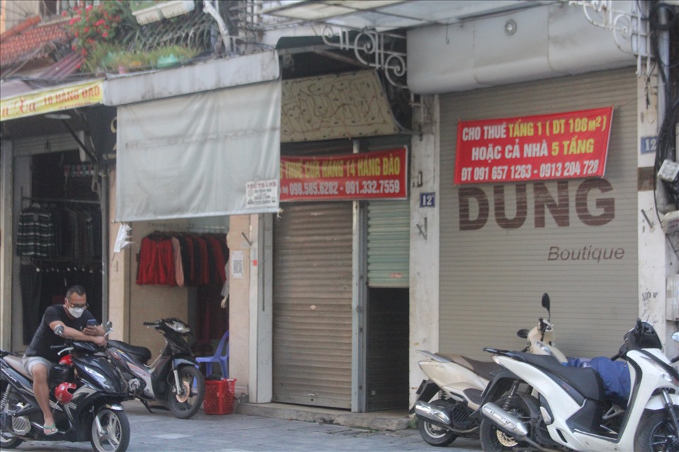 Khung cảnh ảm đạm tại tuyến phố Hàng Ngang- Hàng Đào sau khi TP Hà Nội cho phép các cửa hàng kinh.