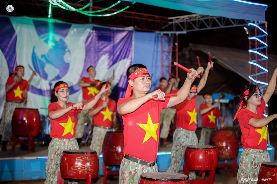 Trong bữa tiệc văn hóa mang tinh thần đoàn kết, hữu nghị quốc tế, dưới sự cổ vũ nhiệt tình của người xem, tiết mục trống “Hào khí Việt Nam” đã hào hùng vang lên, mở màn cho đêm giao lưu văn hóa đặc sắc, đầy cảm xúc và ý nghĩa.