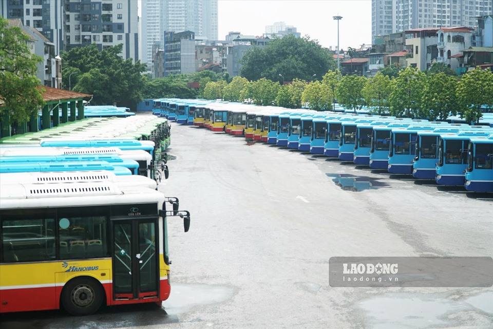 Ghi nhận ngày 5.10 tại Xí nghiệp Xe buýt Hà Nội (29 Lạc Trung) hiện đang là nơi tập kết của hàng trăm xe buýt lớn nhỏ các loại.