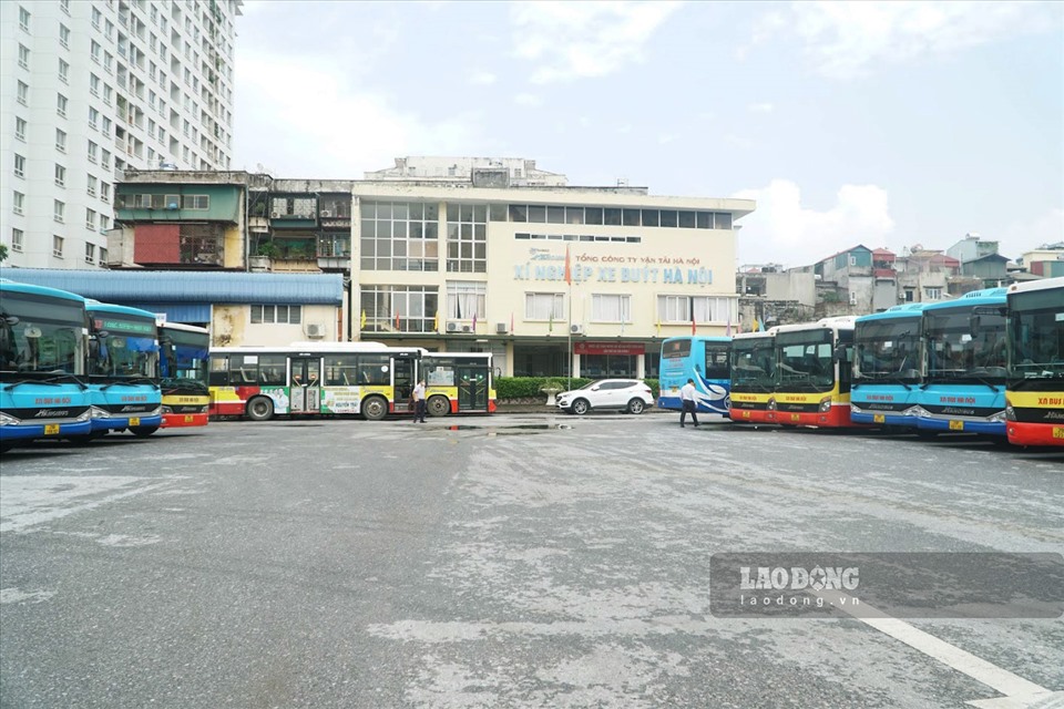 Từ ngày 21/9/2021, thành phố Hà Nội đã nới lỏng giãn cách xã hội, cho phép một số loại hình sản xuất kinh doanh và dịch vụ hoạt động trở lại, nhưng vận tải hành khách công cộng vẫn tiếp tục tạm dừng. Hàng nghìn xe buýt của các doanh nghiệp tiếp tục cảnh “đắp chiếu” nằm la liệt tại bến.