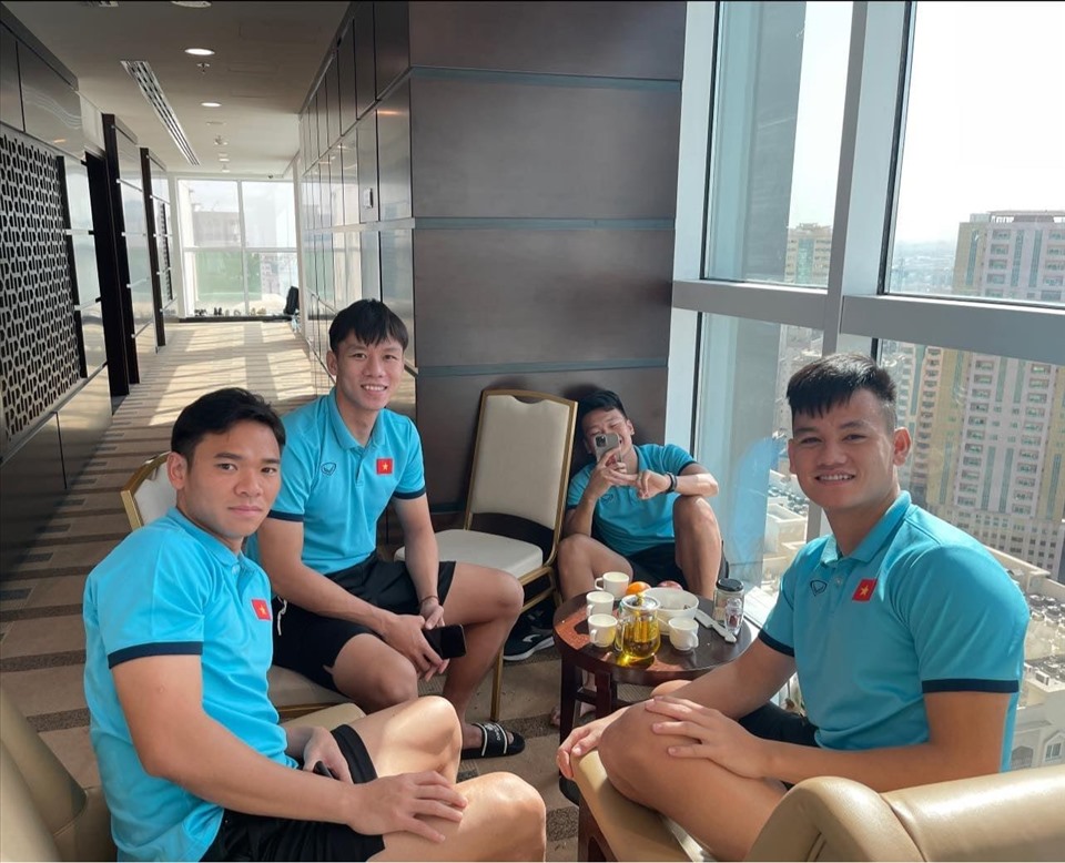 Các cầu thủ tuyển Việt Nam giữ thói quen dậy sớm để thưởng thức cà phê. Ảnh: FBNV