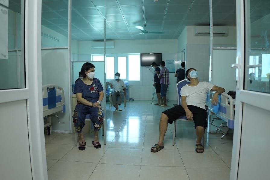 Người nhà bệnh nhân bên trong Bệnh viện Thanh Nhàn.