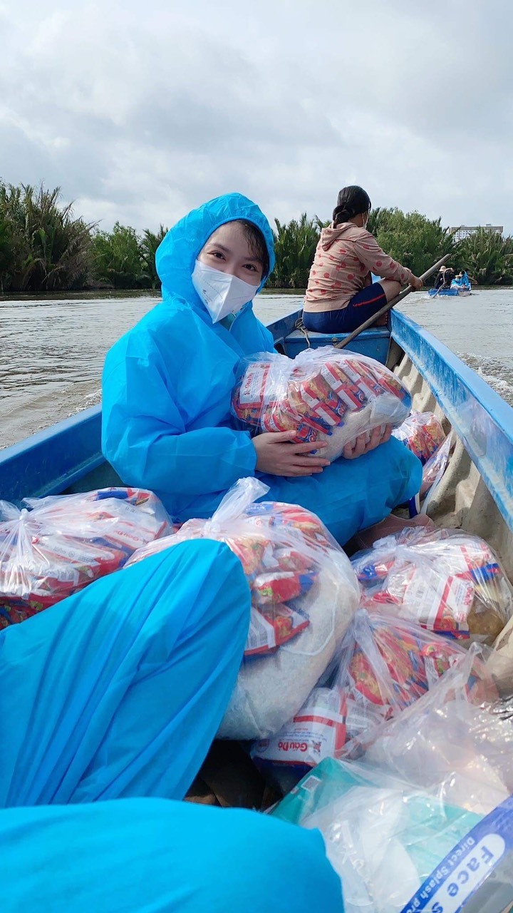 Ngoài thuốc, Hồng Kim Hạnh còn trao lương thực cho bà con.  Ảnh: NSCC.