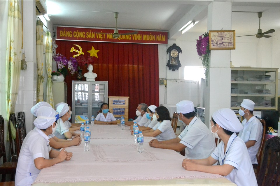 Lãnh đạo bệnh viện họp quán triệt tinh thần chăm lo đặc biệt cho các bà bầu từ vùng dịch về quê An Giang. Ảnh: LT