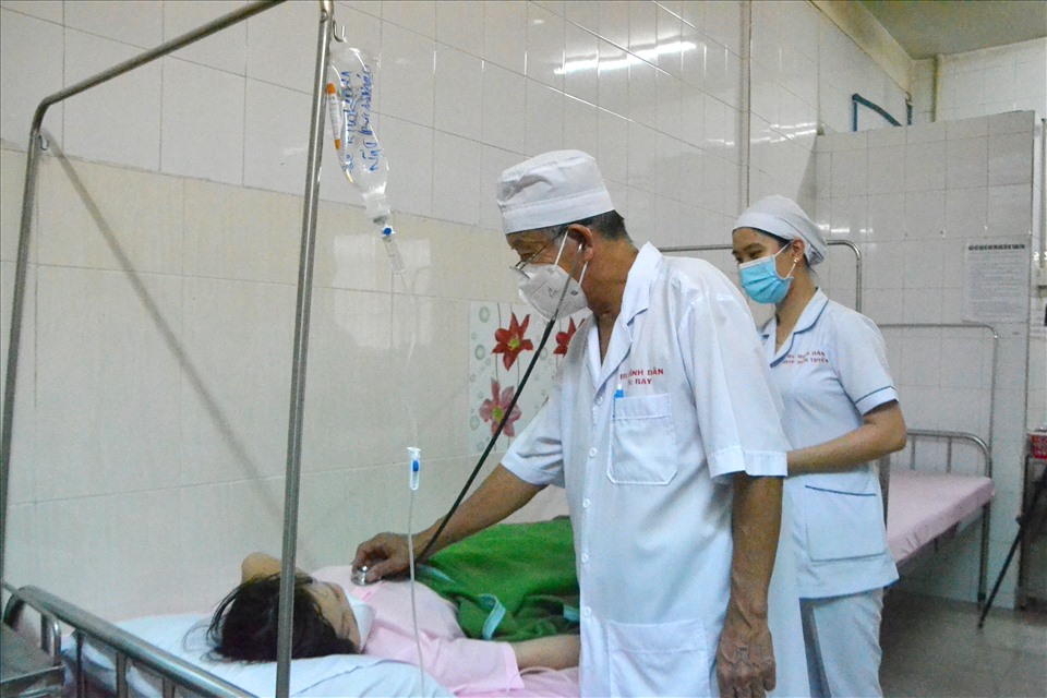 Bác sĩ Phạm Tấn Bay thăm khám sản phụ vừa sinh tại Bệnh viện Đa khoa Bình Dân Long Xuyên. Ảnh: LT
