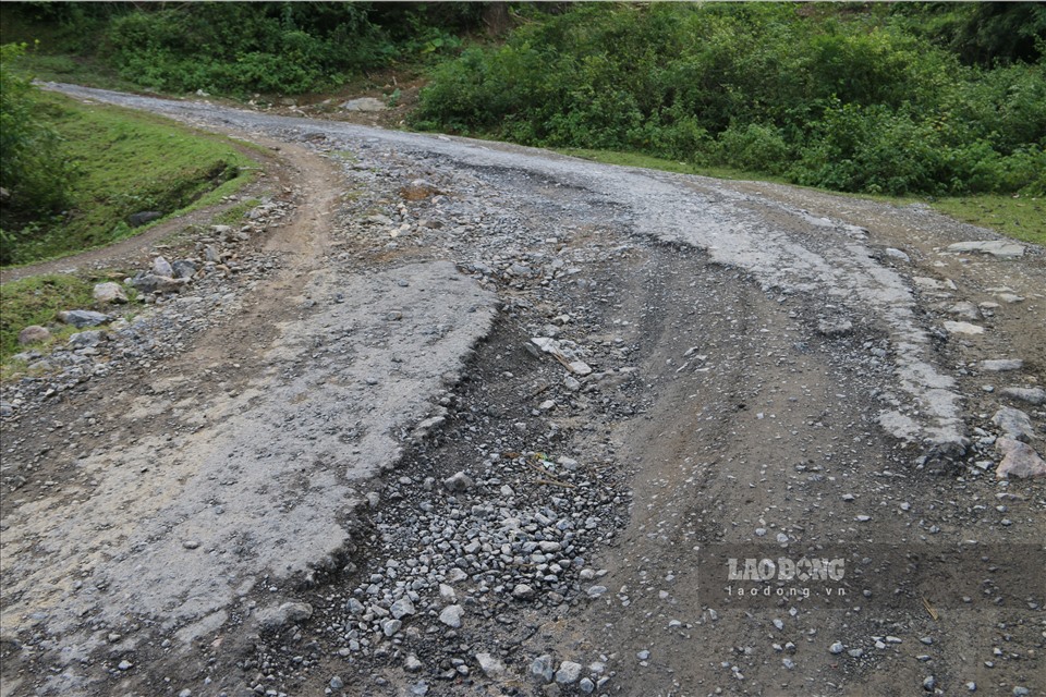 Tỉnh lộ 440 đoạn qua huyện Tân Lạc, tỉnh Hòa Bình đã bị xuống cấp nghiêm trọng nhiều năm gây ảnh hưởng đến cuộc sống người dân.
