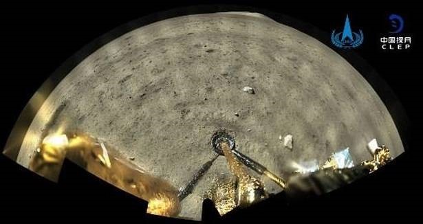 Ảnh toàn cảnh chụp ngay sau khi Hằng Nga 5 hạ cánh xuống Mặt trăng, cho thấy bề mặt Mặt trăng, lớp đá mềm và một đỉnh núi lớn phía xa ở đường chân trời. Ảnh: CNSA