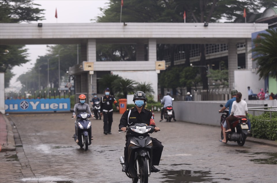 Lực lượng bảo vệ cũng thường xuyên tuần tra, kiểm soát để bảo đảm an toàn cho công nhân. Ảnh: Thanh Vũ