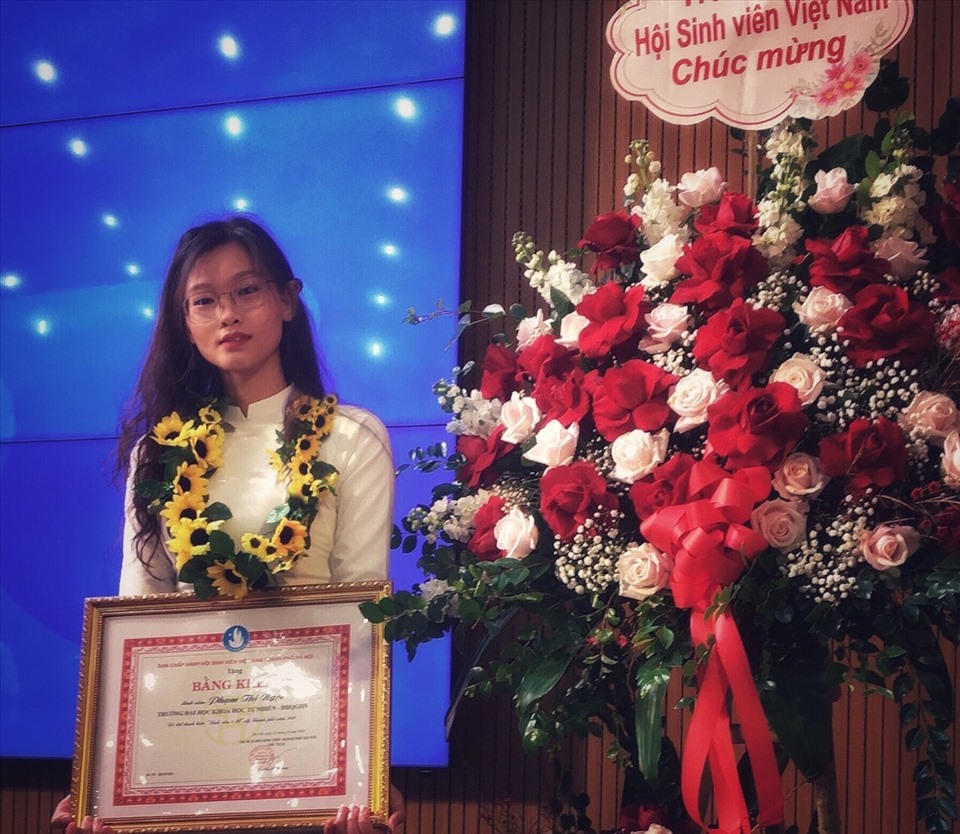 Nữ sinh Phạm Thị Ngọc tại Lễ tuyên dương và trao tặng danh hiệu Sinh viên 5 tốt cấp Thành Phố Hà Nội năm 2020. Ảnh: NVCC.
