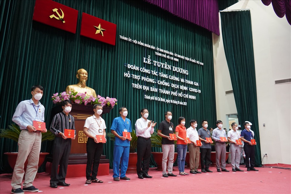 Chủ tịch UBND TPHCM Phan Văn Mãi tặng Bằng khen cho các đoàn công tác tăng cường tham gia phòng chống dịch COVID-19 trên địa bàn TPHCM. Ảnh: Anh Tú.