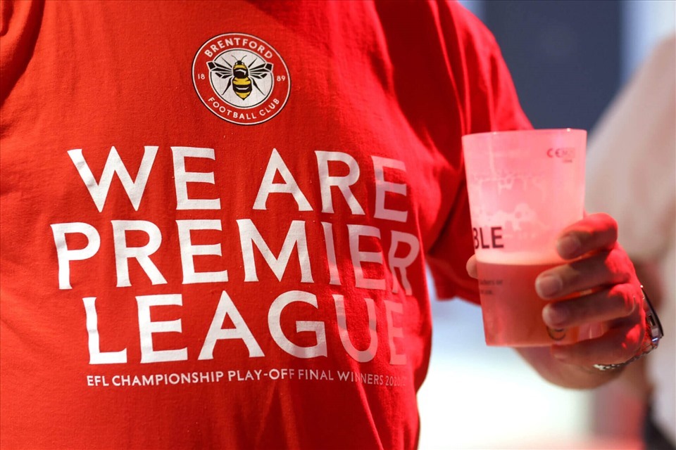 Người hâm mộ Brentford - tân binh Premier League với một cốc bia trên tay. Ảnh: AFP