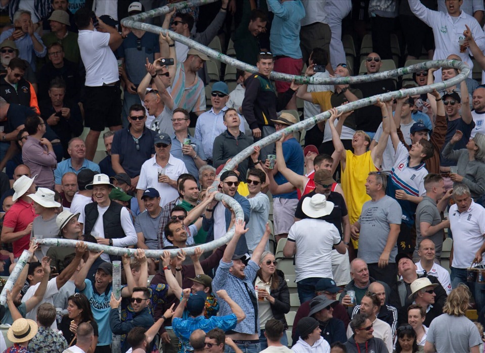 Những con “rắn bia” trên khán đài cricket tại Anh, được ghép thành từ nhiều lon bia. Ảnh: AFP