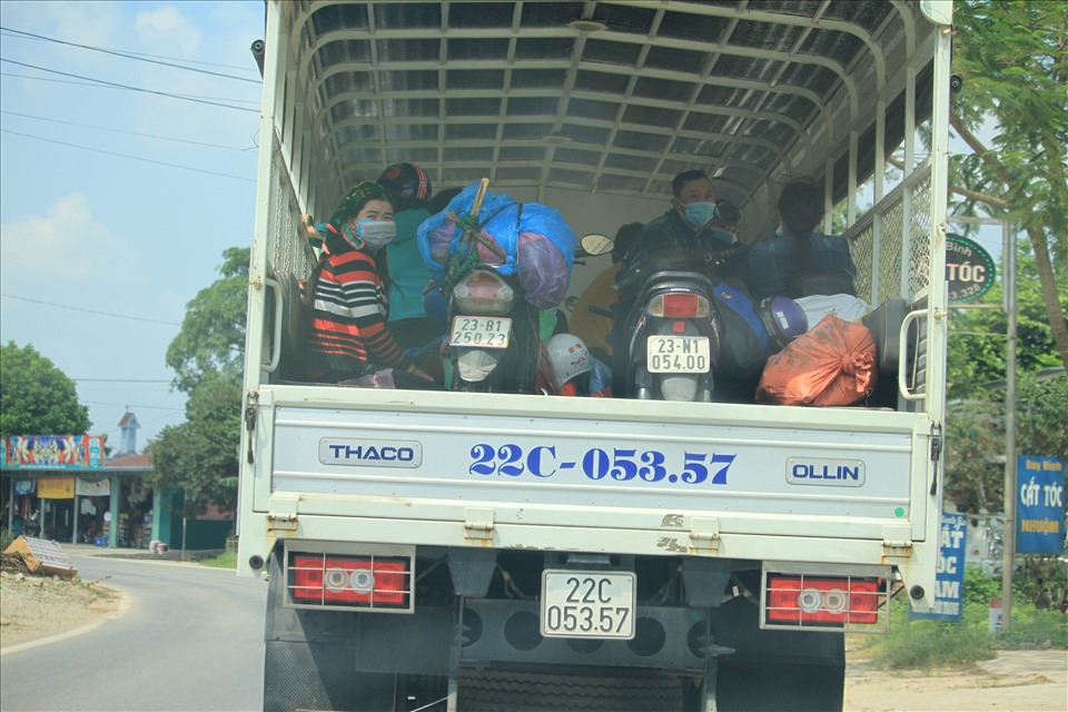 Tại các chốt kiểm soát dịch COVID-19, tỉnh Tuyên Quang đã bố trí sẵn 3 xe tải để chở người và phương tiện đối với những trường hợp người già, trẻ nhỏ hoặc yếu mệt. Ảnh: Phong Quang