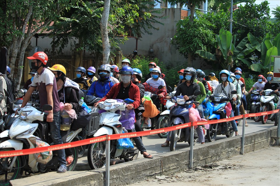 Theo lãnh đạo phòng CSGT, Công an tỉnh Tuyên Quang, tại các chốt kiểm doát dịch COVID-19 cửa ngõ đều bố trí các xe dẫn đoàn sẵn sàng hộ tống đoàn người lao động trở về địa phương đi qua địa bàn tỉnh. Ảnh: Phong Quang