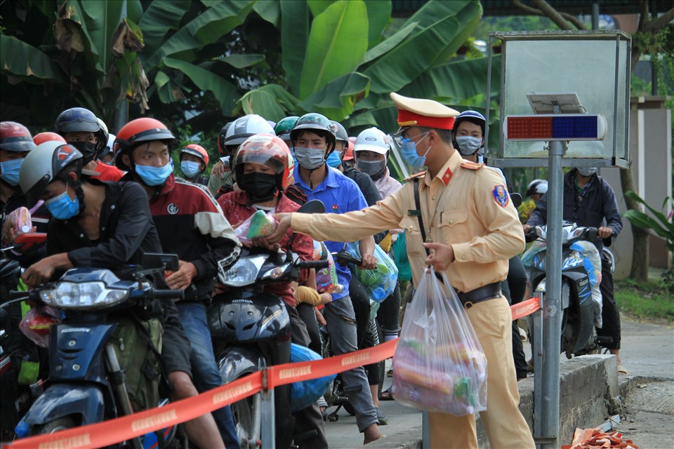 Thượng tá Vũ Tuấn Lương, Trạm trưởng Trạm CSGT Hàm Yên cho biết, trong sáng 6.10 trạm đã chuẩn bị 150 suốt quà để tặng cho người lao động trở về từ phía nam di chuyển qua, nhiều phần quà nữa đang tiếp tục được chuẩn bị để đón tiếp các đoàn tiếp theo.