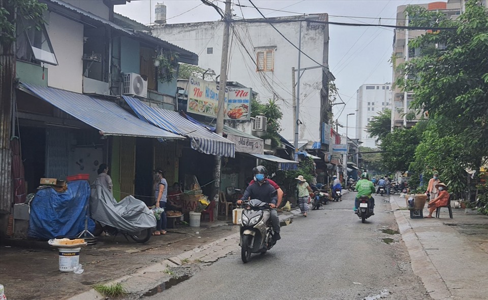 Trên đường Vũ Huy Tấn, nơi thường có chợ tự phát cũng đa phần diễn ra hoạt động buôn bán của các hộ dân có nhà ở mặt đường.
