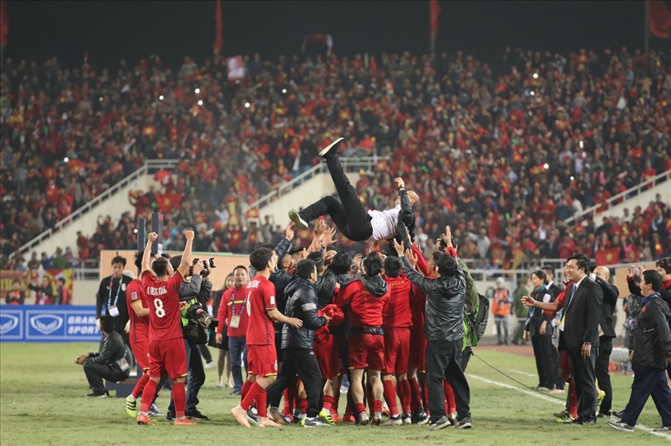 Thành công gần đây của bóng đá Việt Nam khiến bóng đá được chú ý. Những suy nghĩ về việc vươn tầm ra châu Á, World Cup đã bắt đầu hiện hữu. Ảnh: Sơn Tùng
