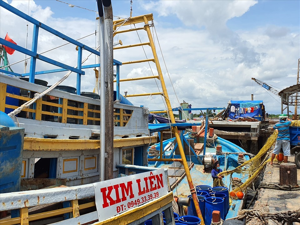 Chuẩn bị ra khơi đánh bắt thủy sản tại huyện Đông Hải, tỉnh Bạc Liêu sau khi dịch bệnh COVID-19 được kiểm soát. Ảnh: Nhật Hồ