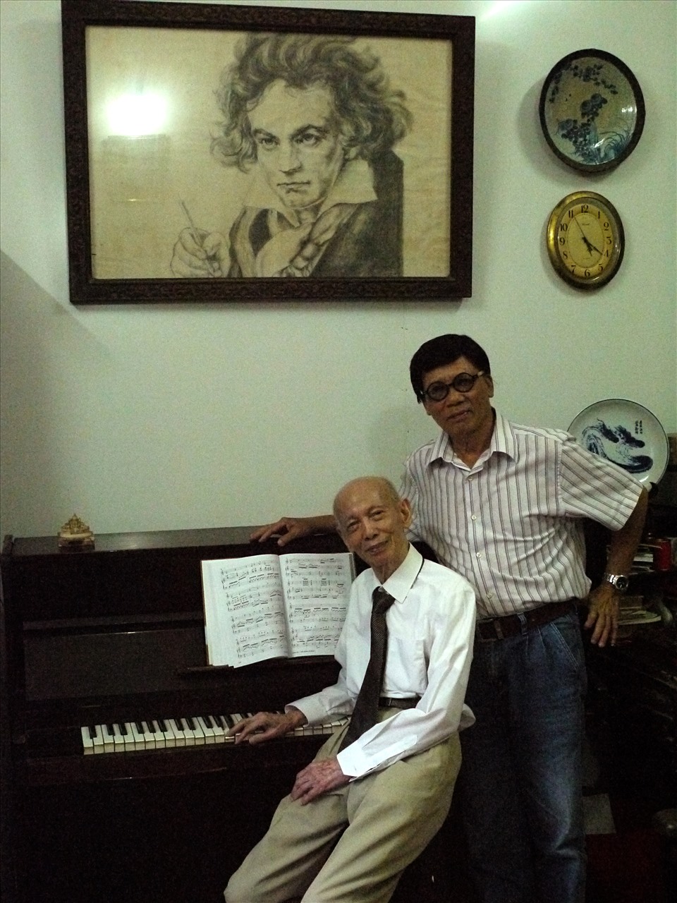Nhạc sĩ Nguyễn Văn Quỳ - “Beethoven của Việt Nam” và tác giả bài viết. Ảnh: DNCC
