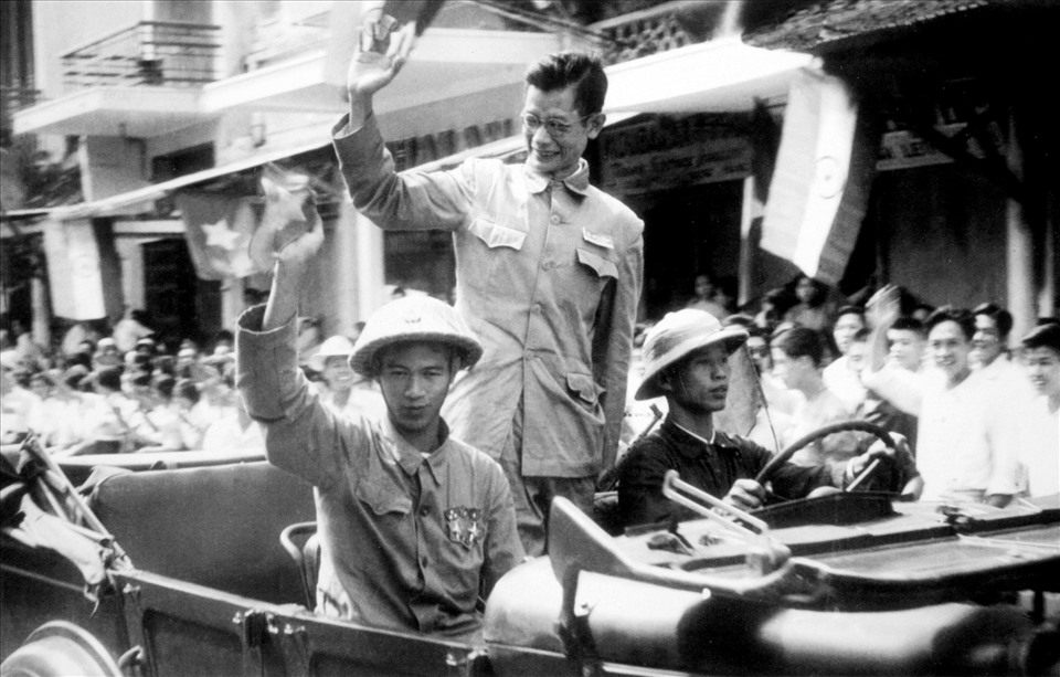 Chủ tịch Trần Duy Hưng vẫy chào nhân dân Hà Nội chào đón bộ đội về tiếp quảng Thủ đô. Ảnh tư liệu
