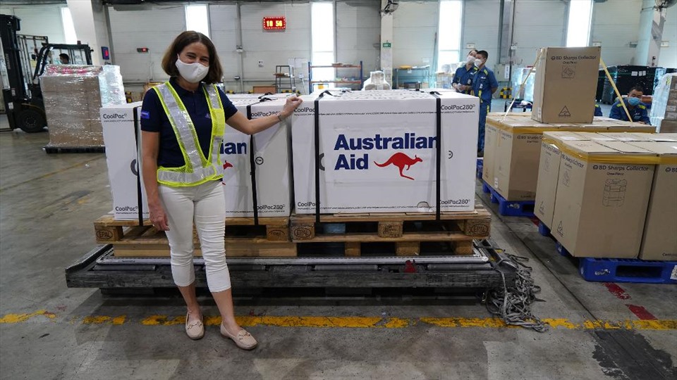 Đại sứ Australia Robyn Mudie tiếp nhận 300.000 liều vaccine tại sân bay Nội Bài, Hà Nội ngày 30.9.2021. Ảnh: ĐSQ Australia