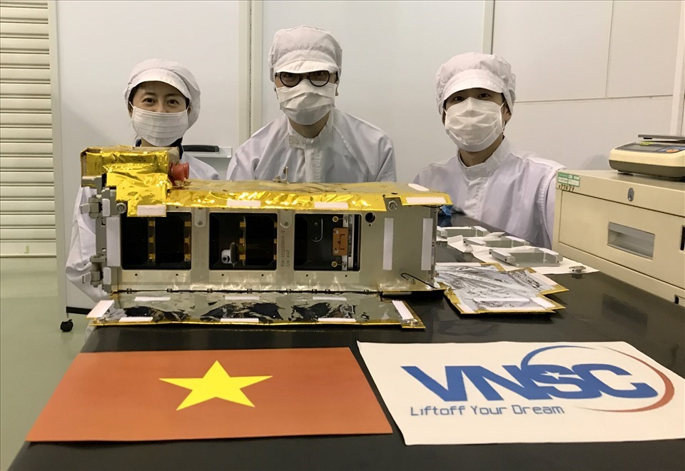 Vệ tinh NanoDragon của Việt Nam được bàn giao cho phía Nhật Bản. Ảnh VNSC