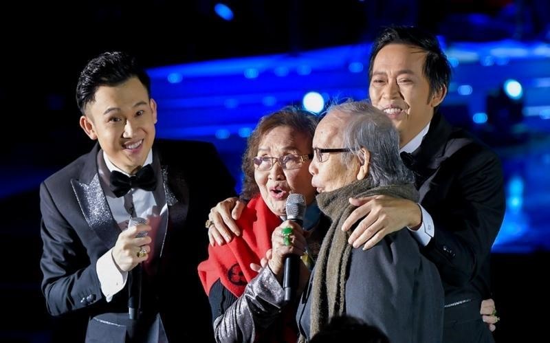 Bố mẹ Hoài Linh từng góp mặt trong liveshow của Dương Triệu Vũ đầu năm 2021. Ảnh: NSCC.