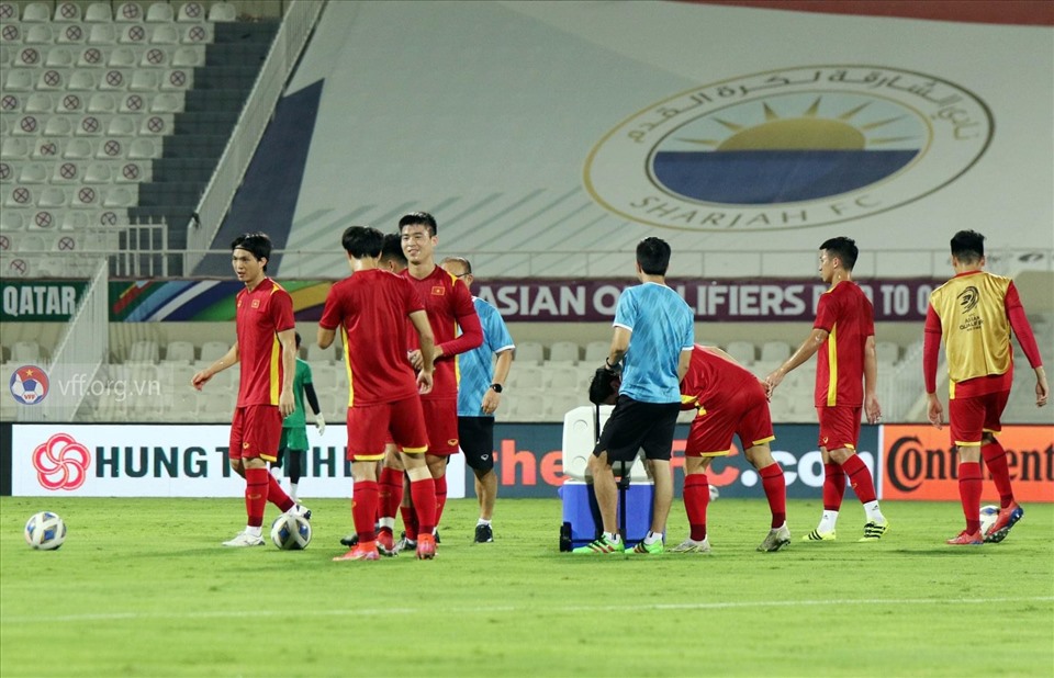 Tối ngày 6.10, tuyển Việt Nam có buổi tập làm quen sân vận động Sharjah (UAE) để chuẩn bị cho trận đấu gặp tuyển Trung Quốc tại vòng loại thứ 3 World Cup 2022. Ảnh: VFF